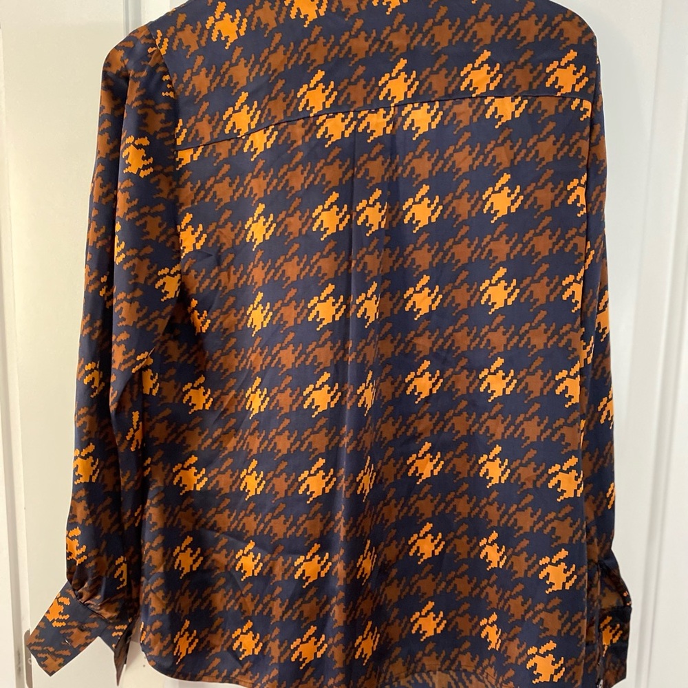 Beautiful blouse can be worn to the office or day and night wear